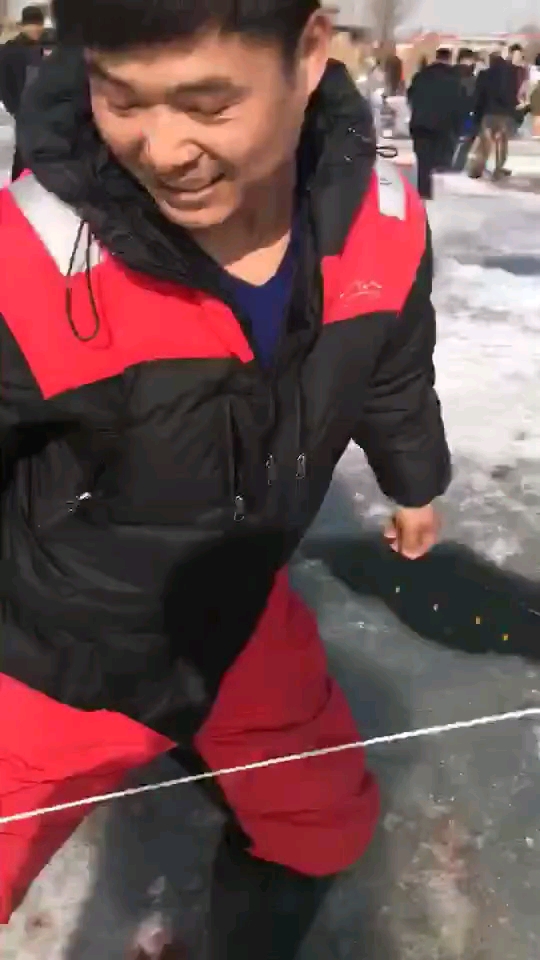 #寒风中的锚渔人#冬季冰场锚鱼又开始了!
