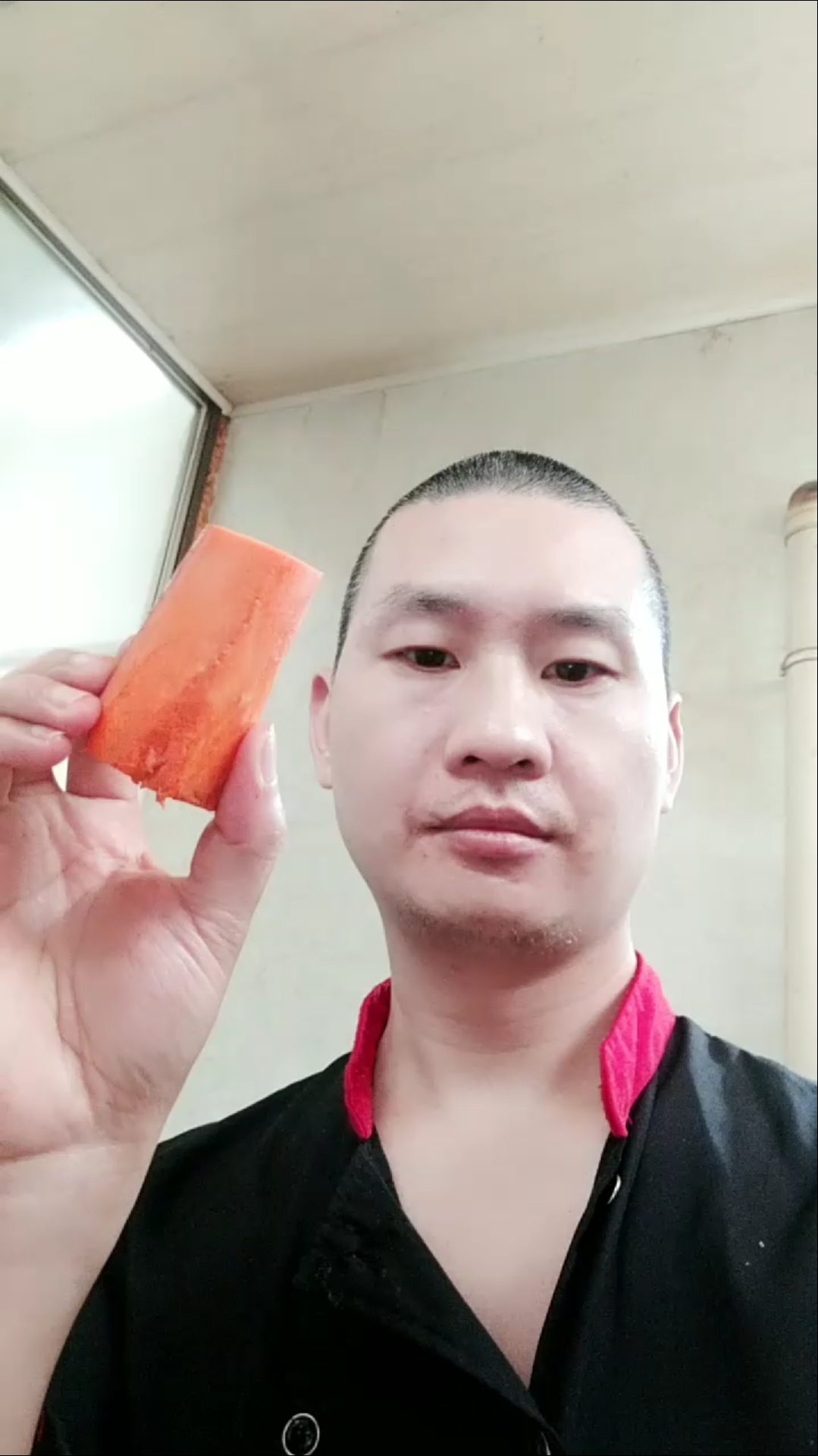 切红萝卜造型,这样可以用在热菜里面用,试一试吧!
