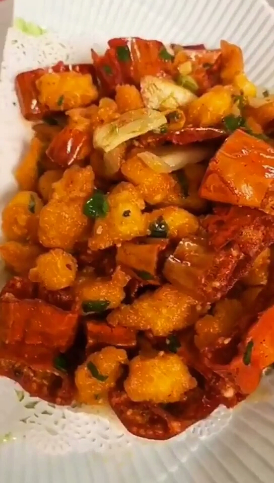 #舌尖上的旅行#蒜香辣鸡脆骨，鸡肉裹上面粉，油炸后加入红椒、蒜、葱等，绝配！