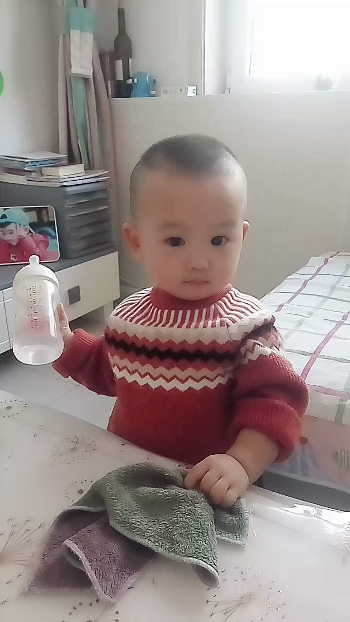 喜欢擦桌子~