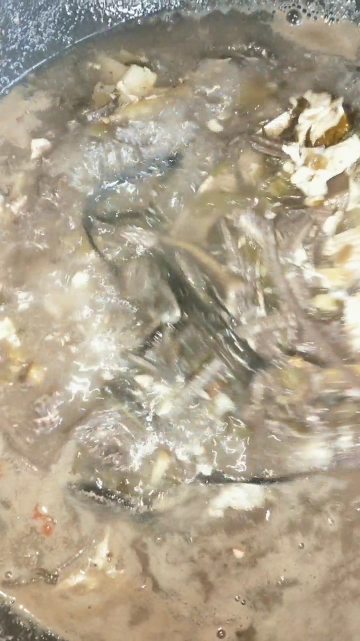 黄鳝养血汤:食材是黄鳝,酸菜,姜末,辣椒末大蒜子,生抽,鸡精,盐,香麻油等。