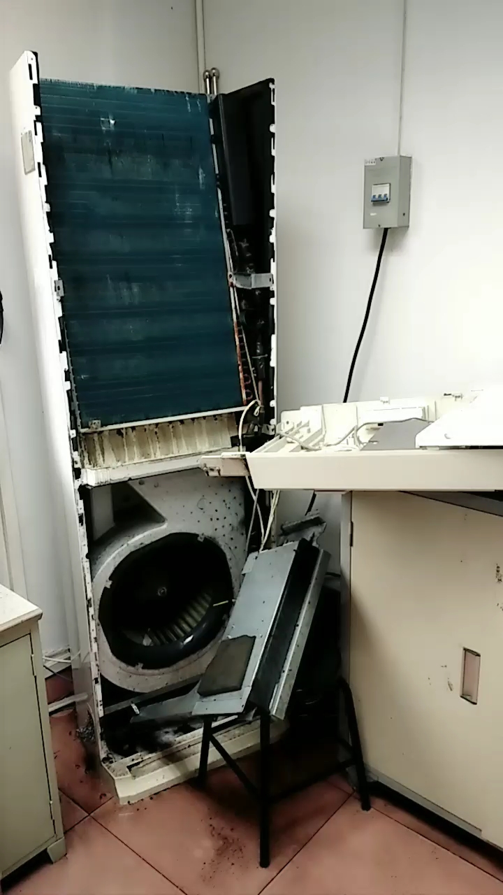 柜机空调蒸发器片堵了,拆出来清洗下,看看有多脏。