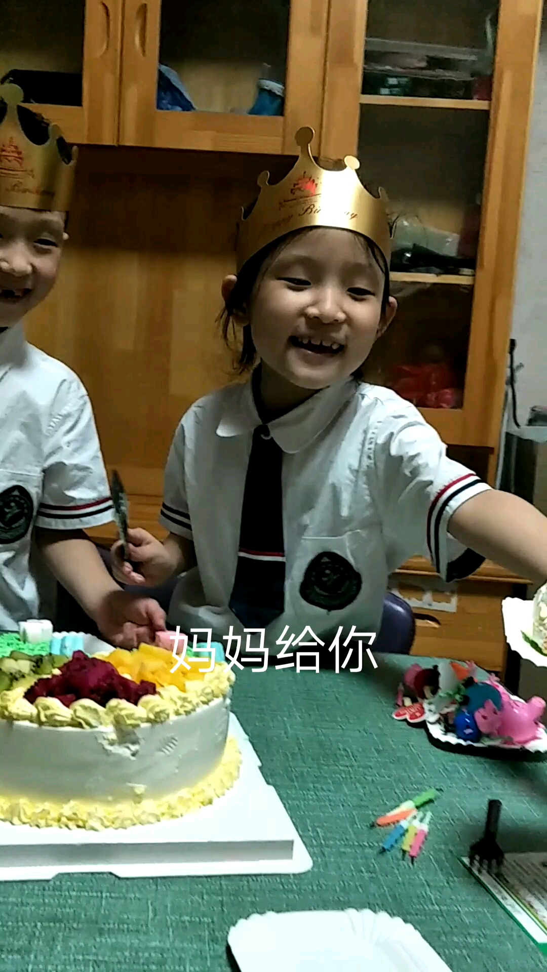 第一份生日蛋糕送给辛苦生我们的妈妈