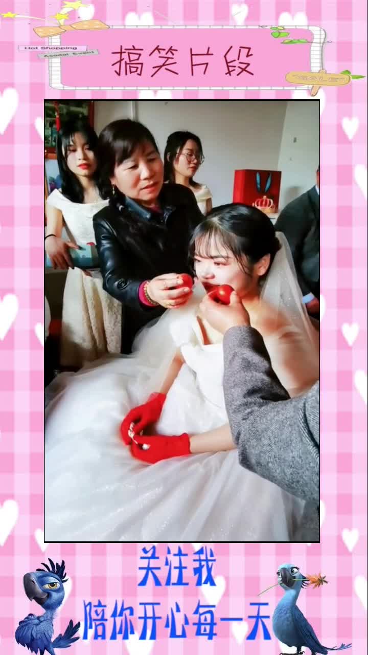 美丽的新娘今天出嫁,当地风俗家人要用红鸡蛋满脸转,寓意今年喝喜酒明年吃喜面,你们那边有这样
