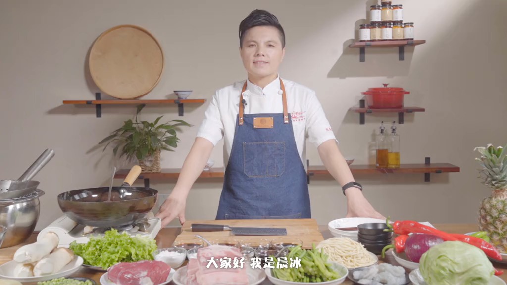 #轻知计划#饭店大厨教做凤梨虾球,虾球上浆不能太厚,酸甜可口超有食欲