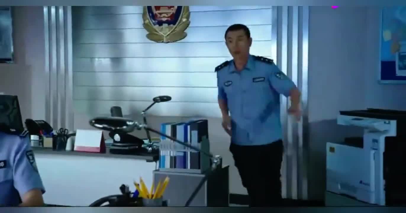 美人鱼:邓超报警说自己被美人鱼绑架,警察画的嫌疑犯搞笑了