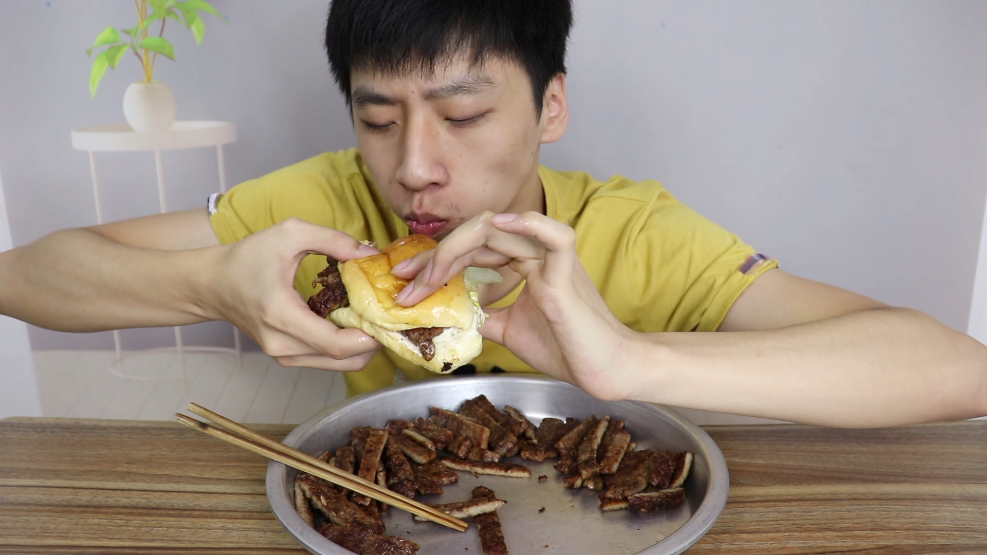 小伙第一次吃猪扒包,直接加100块猪扒肉,吃的太过瘾了!(No3)