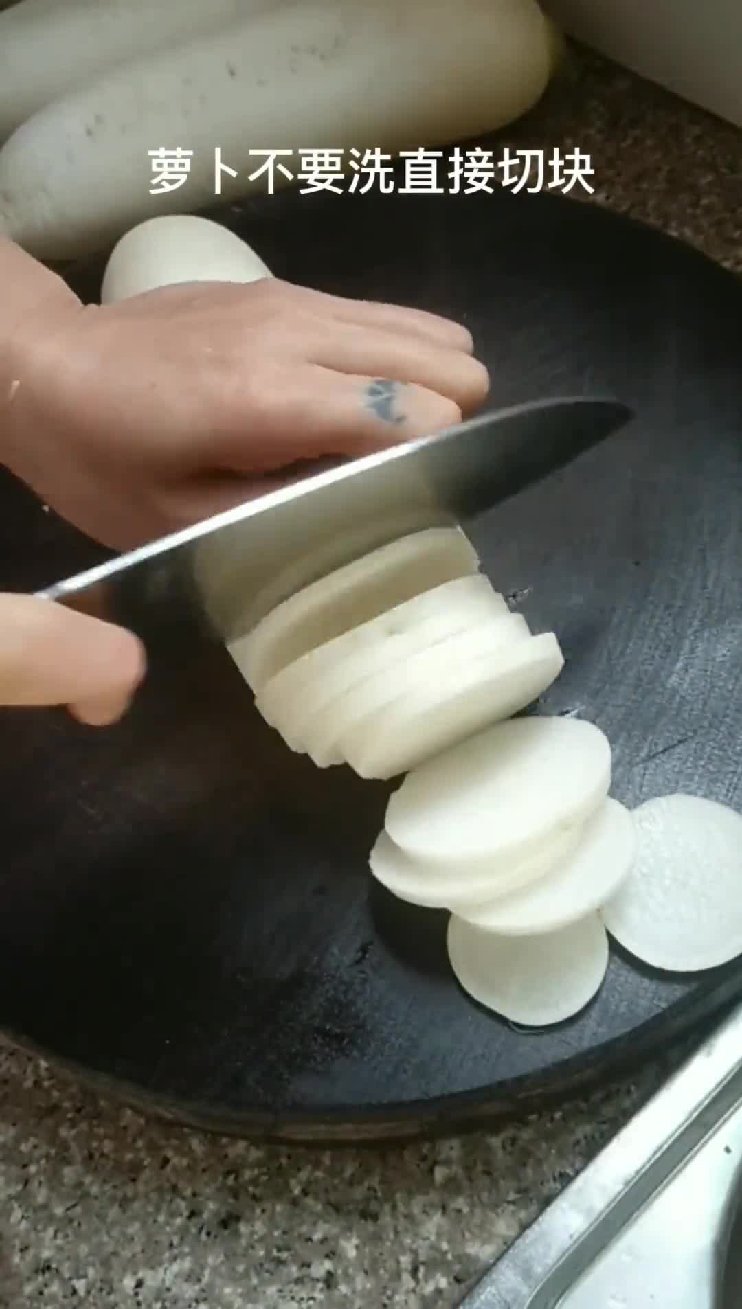 七块买了四根萝卜,做了个我们江西咸菜,香辣萝卜干下饭菜,萝卜干又香又脆,有嚼劲,味道绝绝子