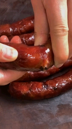 #秀出我的家乡味##农村没什么好吃的,你来我煮腊肠招待你!都是猪的前夹肉做的,很安逸哦。