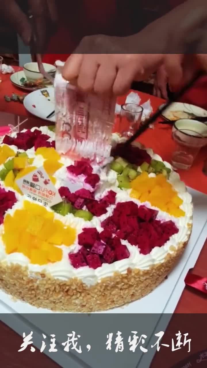 花580定制的网红蛋糕,怎料拉出钞票的那一刻,要气哭了
