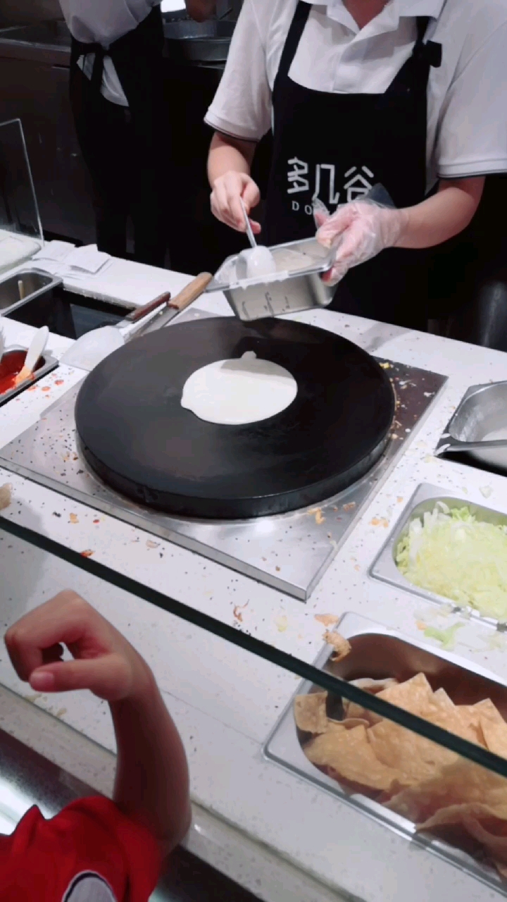 现做煎饼 一看就好吃