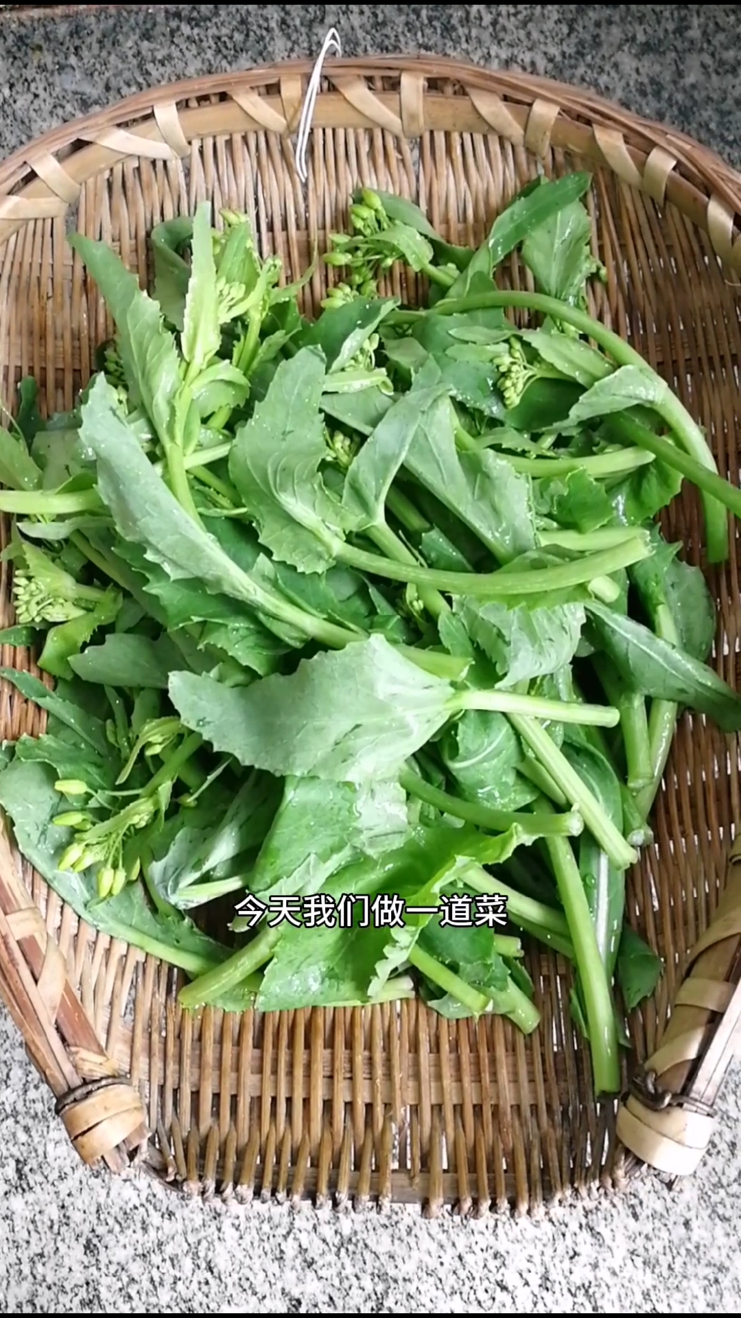 #自制美食#做炝炒青油菜苔,用干辣椒截和kun花椒,少许盐调味,口感脆嫩自然微苦,天然美食