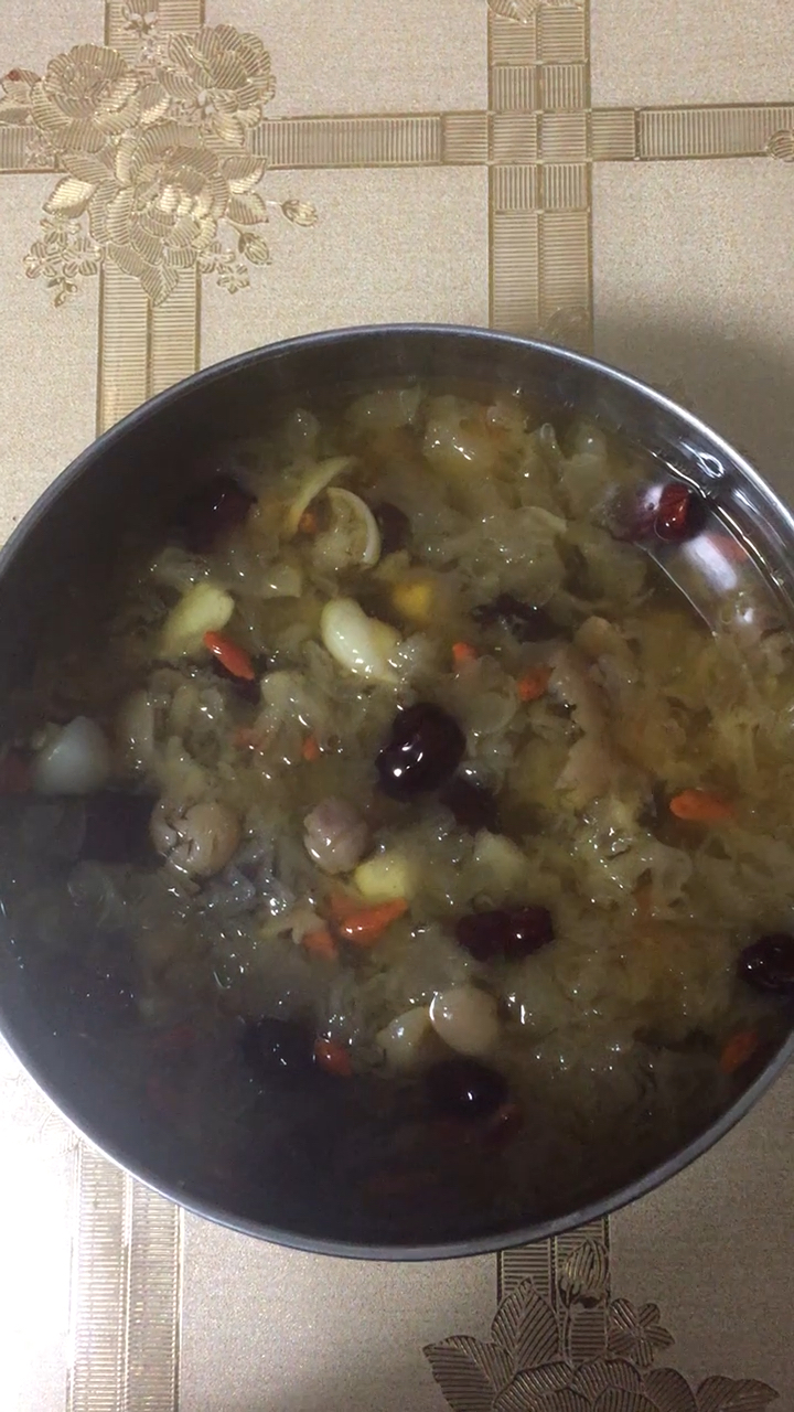 风高物燥的日子里,给自己熬上一锅银耳莲子羹,配上百合红枣桂圆蜂蜜,味道好极了!