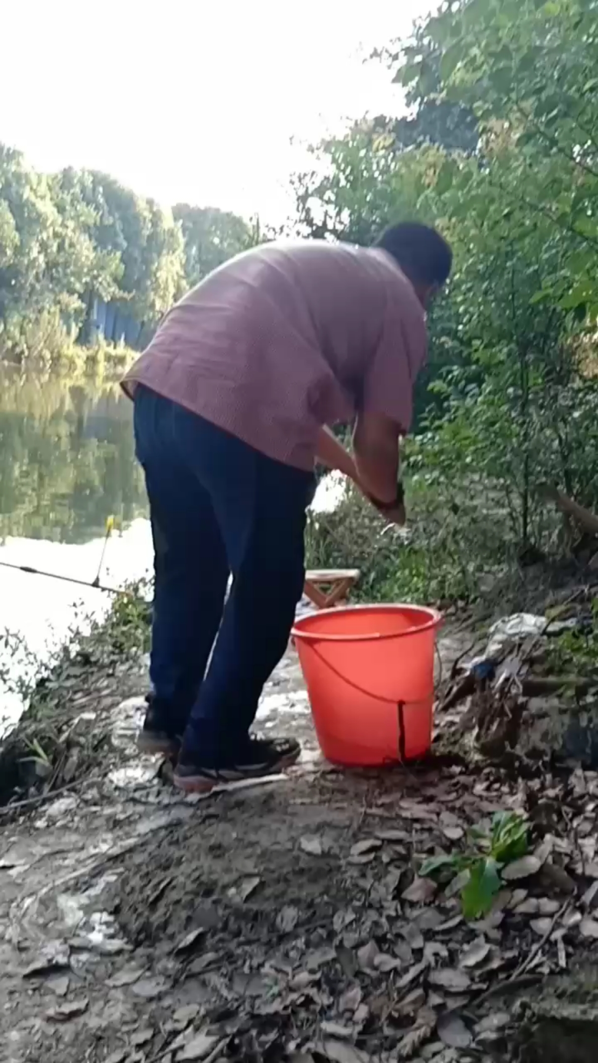 夕阳西下,钓鱼翁收竿回家!
