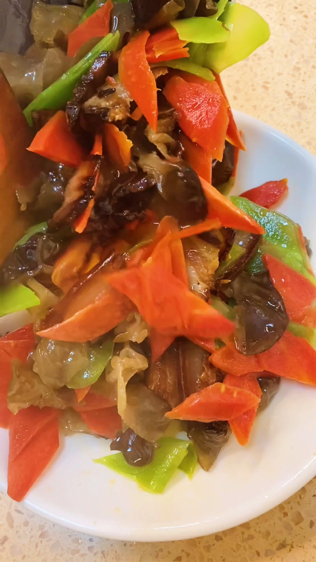 炒菜过程中油溅了出来,造成了事故,还好,最后还是华丽出锅。完成了这道美味。