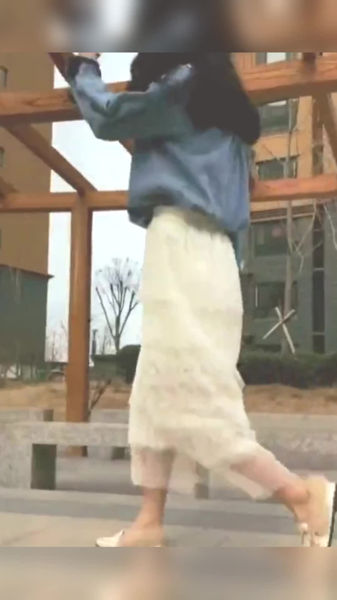 #我要上热门#长发的美女,浅蓝色上衣搭配白色蛋糕裙优雅端庄,尽显淑女气质