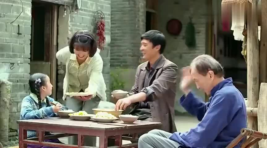 俺娘田小草:小雪考了双百,小草摊鸡蛋饼奖励,还偷偷给新衣服