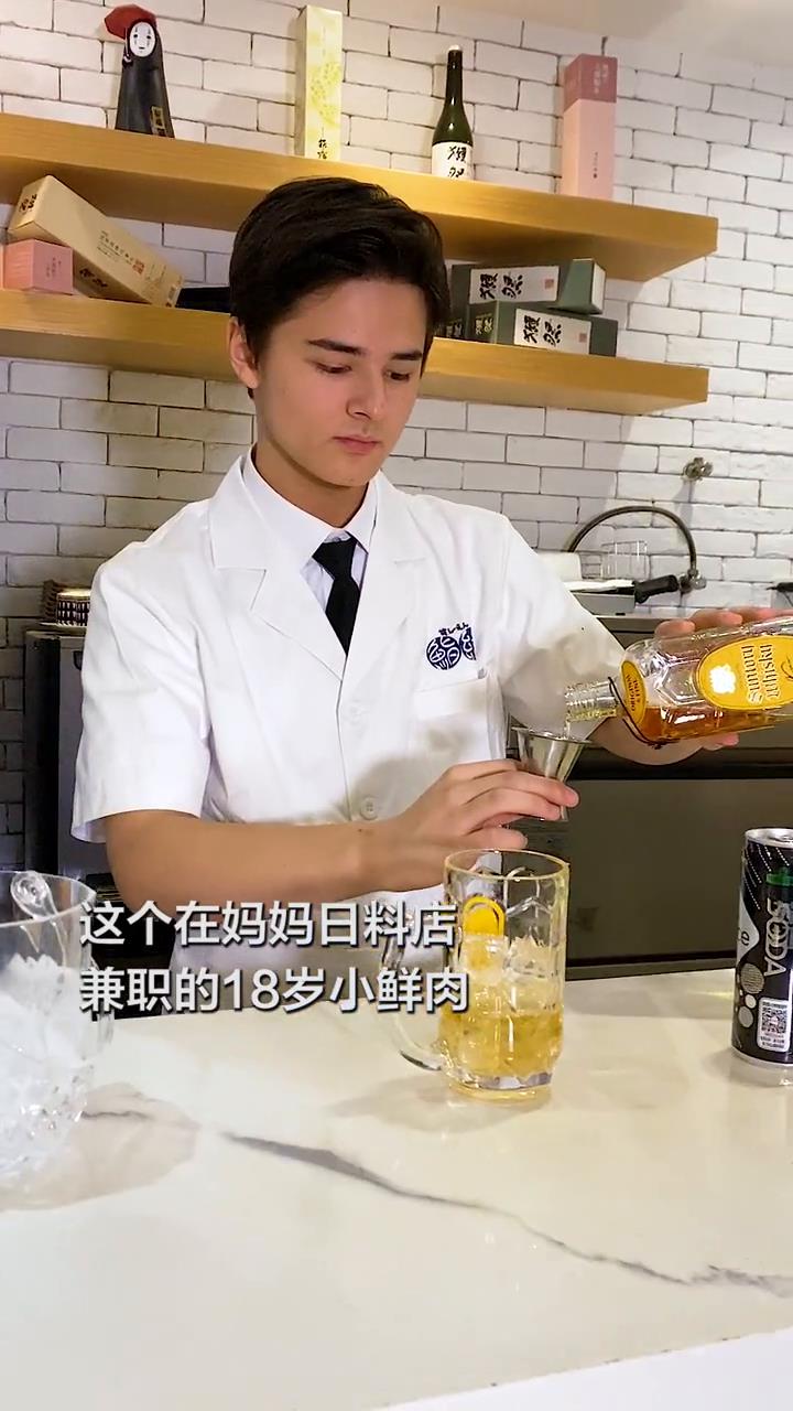#探店苏州 别人家的小鲜肉都这么优秀,会玩还是个学霸,常在妈妈日料店帮忙 #日料  #美食