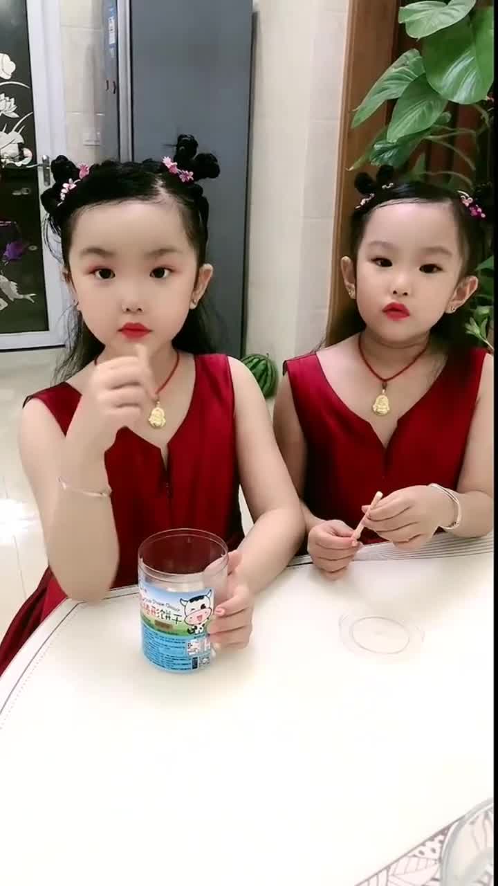 放暑假了,双胞胎准备九菜一汤,带去外婆家住两天真孝顺#搞笑视频#