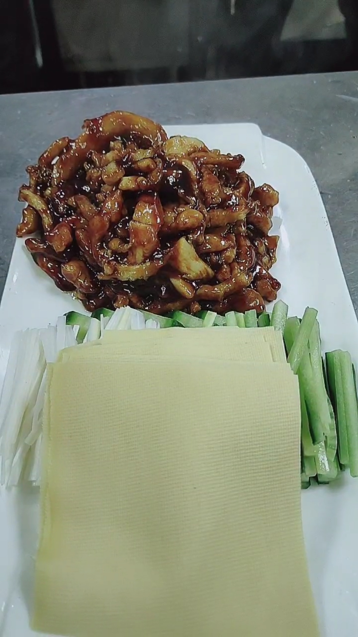 京酱鸡丝炒的太棒了,酱汁紧紧的包裹着肉丝。