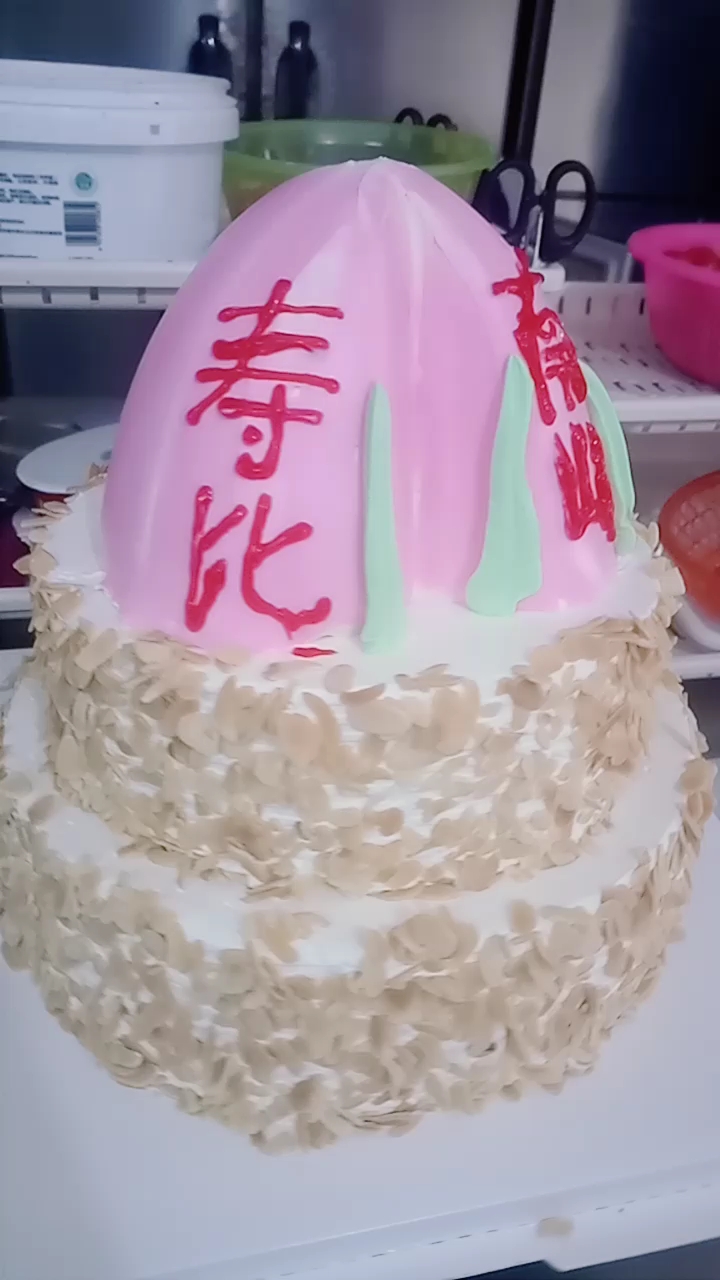 花生片加寿桃的两层蛋糕