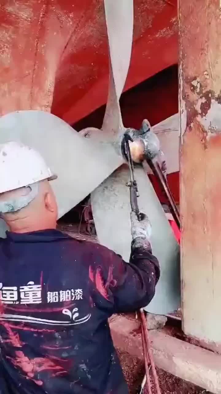 巨大的螺母,人工拧真要命,还好老师傅有办法