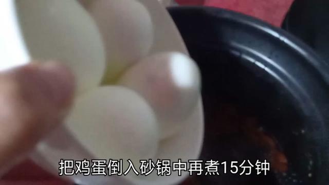 天凉,手脚冰凉的人喝点当归黄芪鸡蛋汤,补气补血,男人也能喝