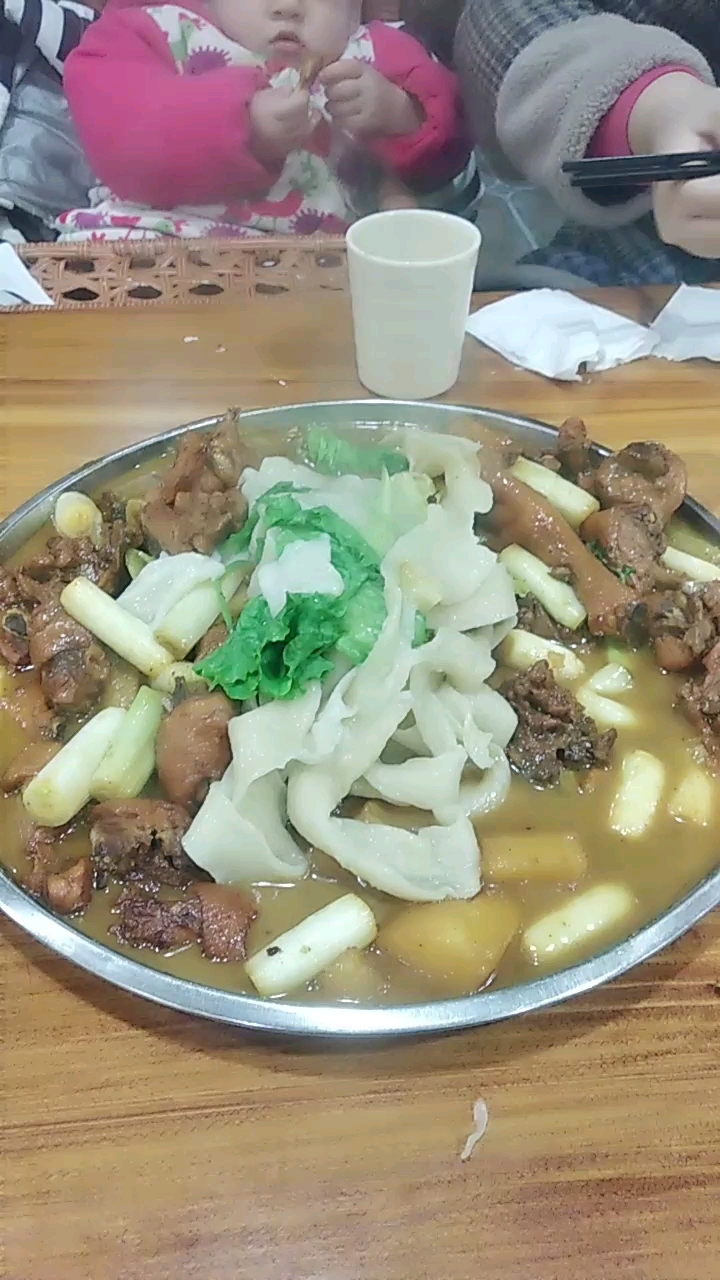 面面哲点西部辽阔裤带面爽口有嚼劲,菜里必放糖香中带甜,像生活像祝愿666
