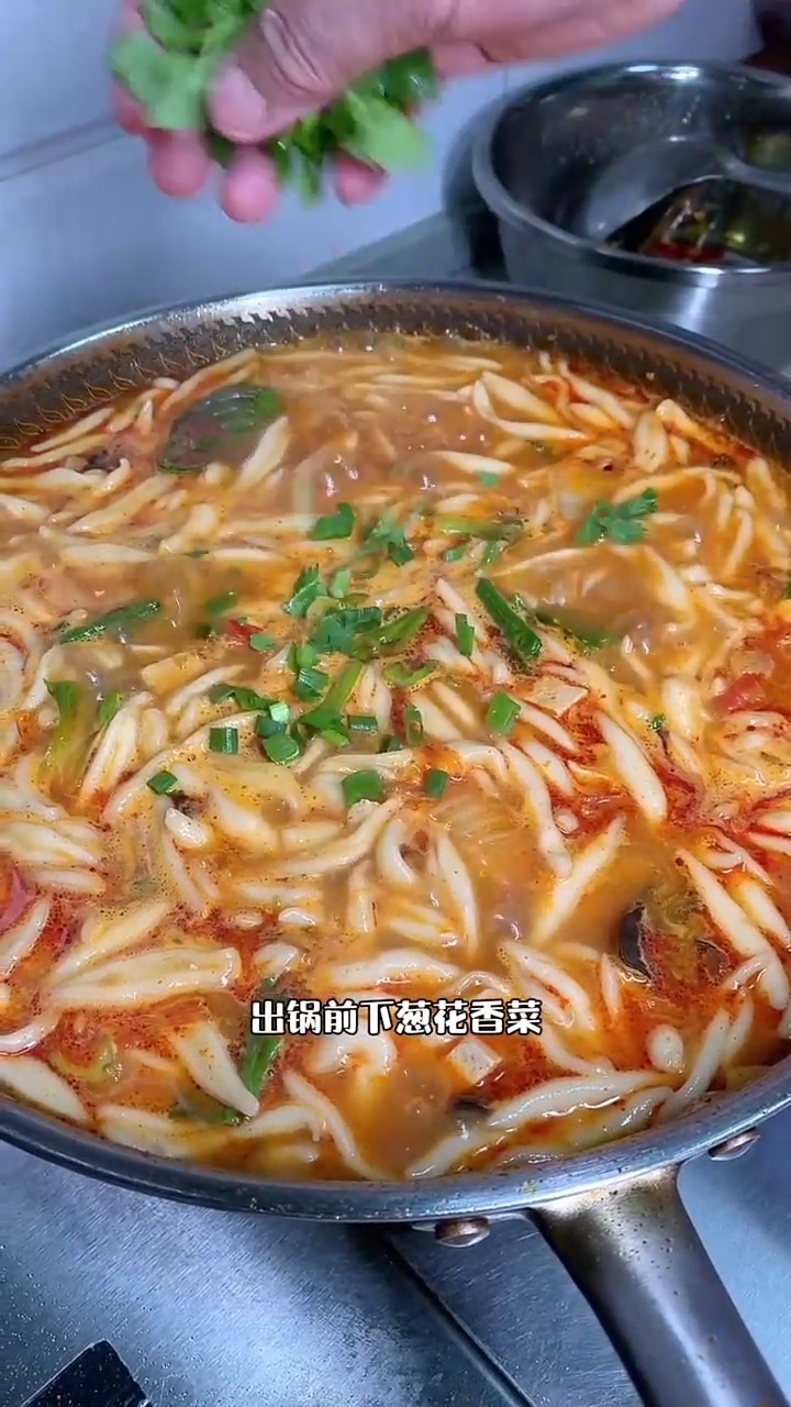 #美食记#烩剪刀面做法,在我们陕西下雨天就喜欢吃带汤的面食,撩咋咧