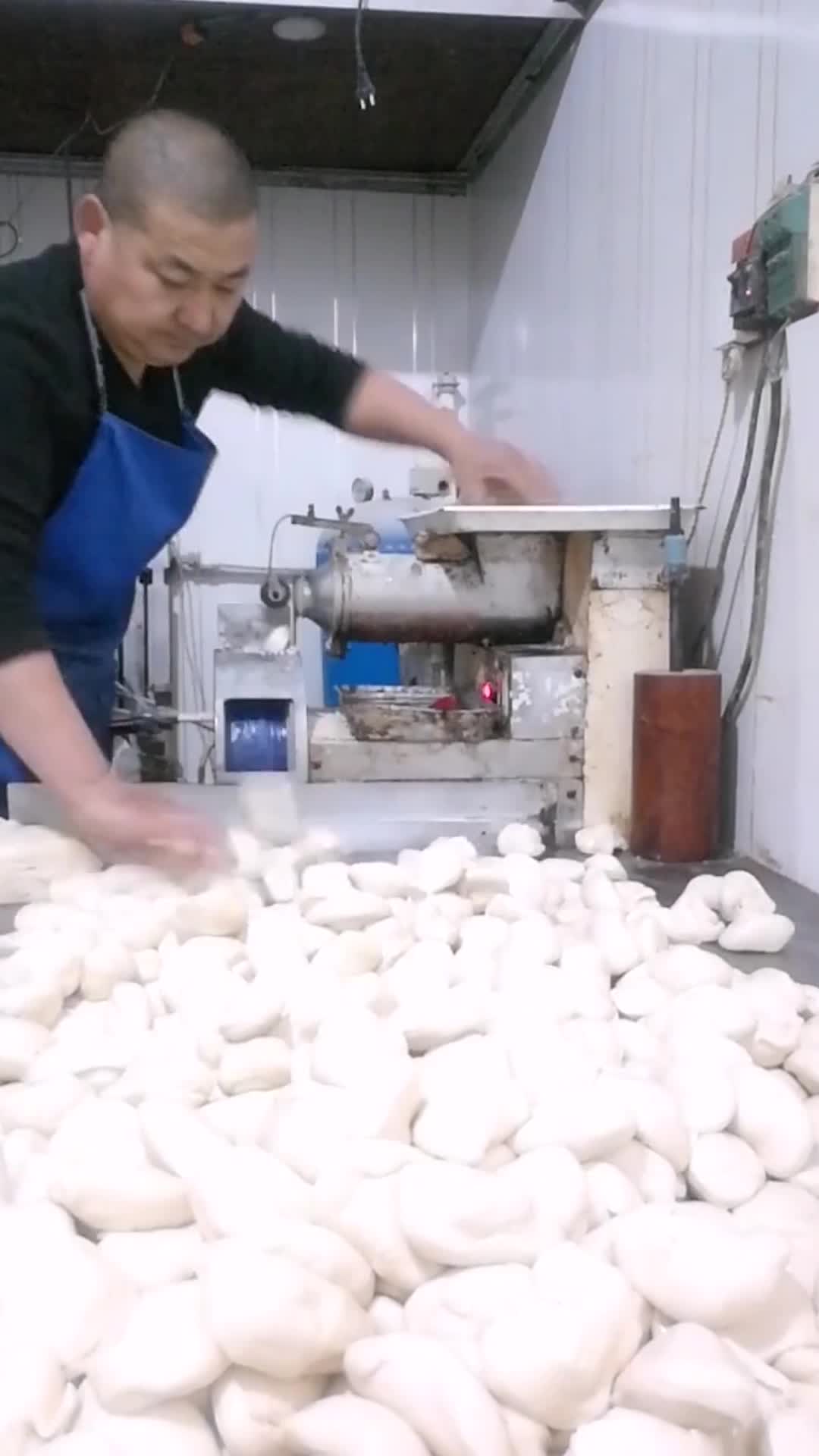 馒头店的加工流程,难怪馒头都一样大,果然是机器分的