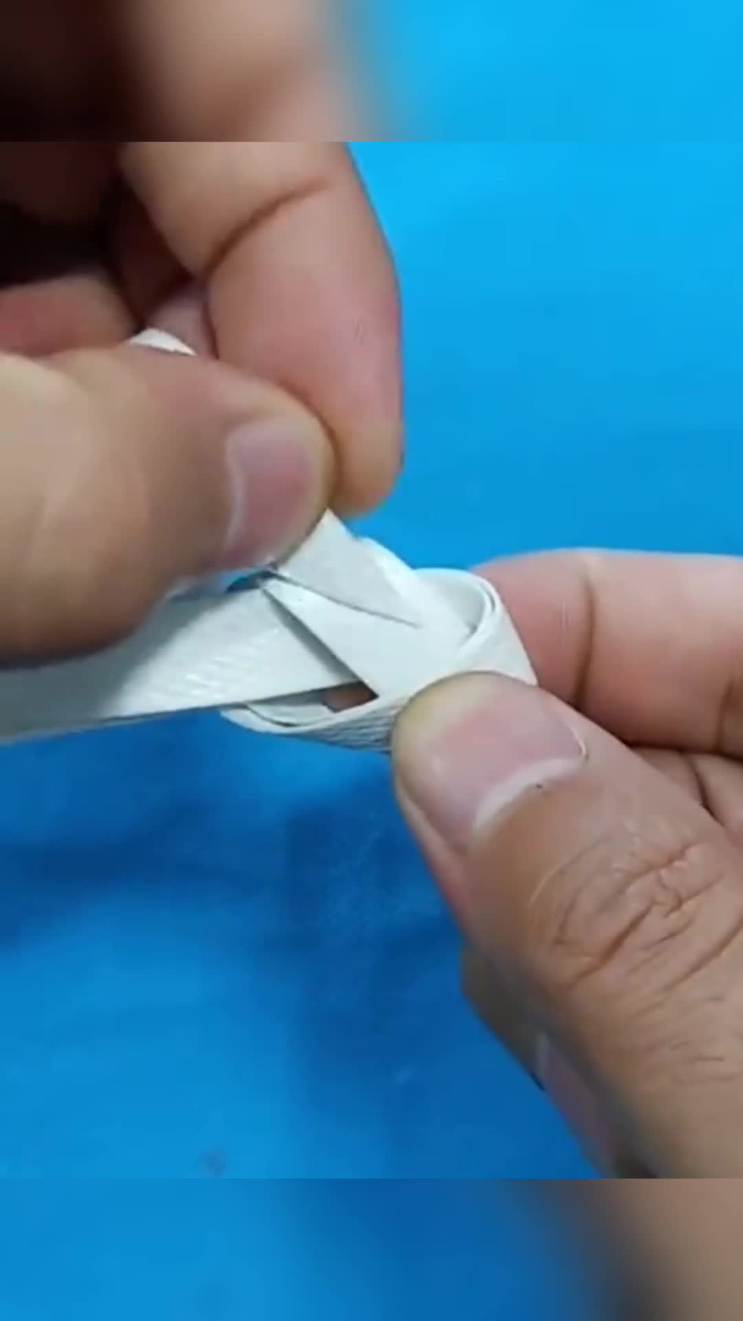 这种塑料绳是公认的难打结,今天学到一个新方法,实测非常好用