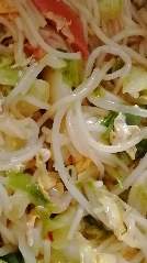#美食记#炒粗粉,放了火腿,鸡蛋,包菜,豆芽,有加辣椒油哦,好吃!!