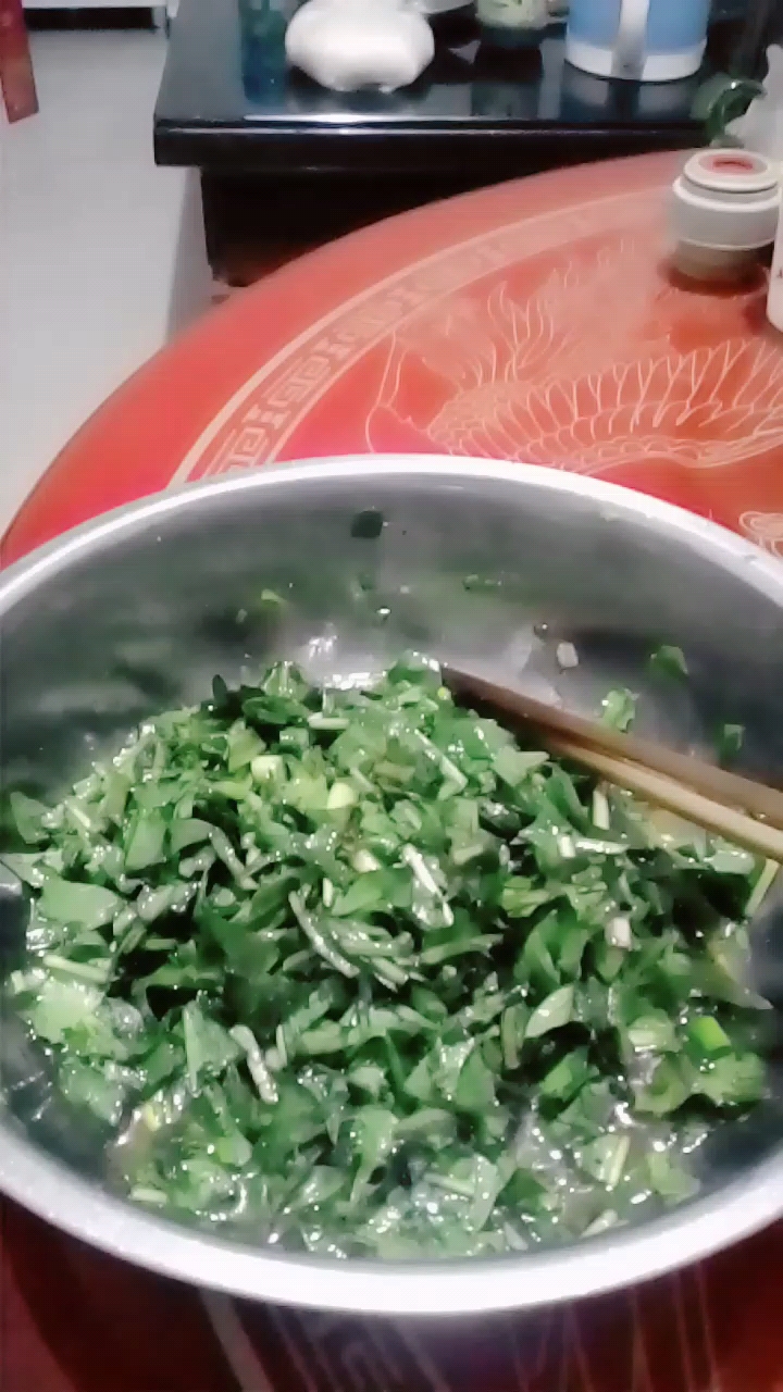 浦公英是一道好菜叶子能吃跟可以泡水渴有清热解毒作用请观众多吃