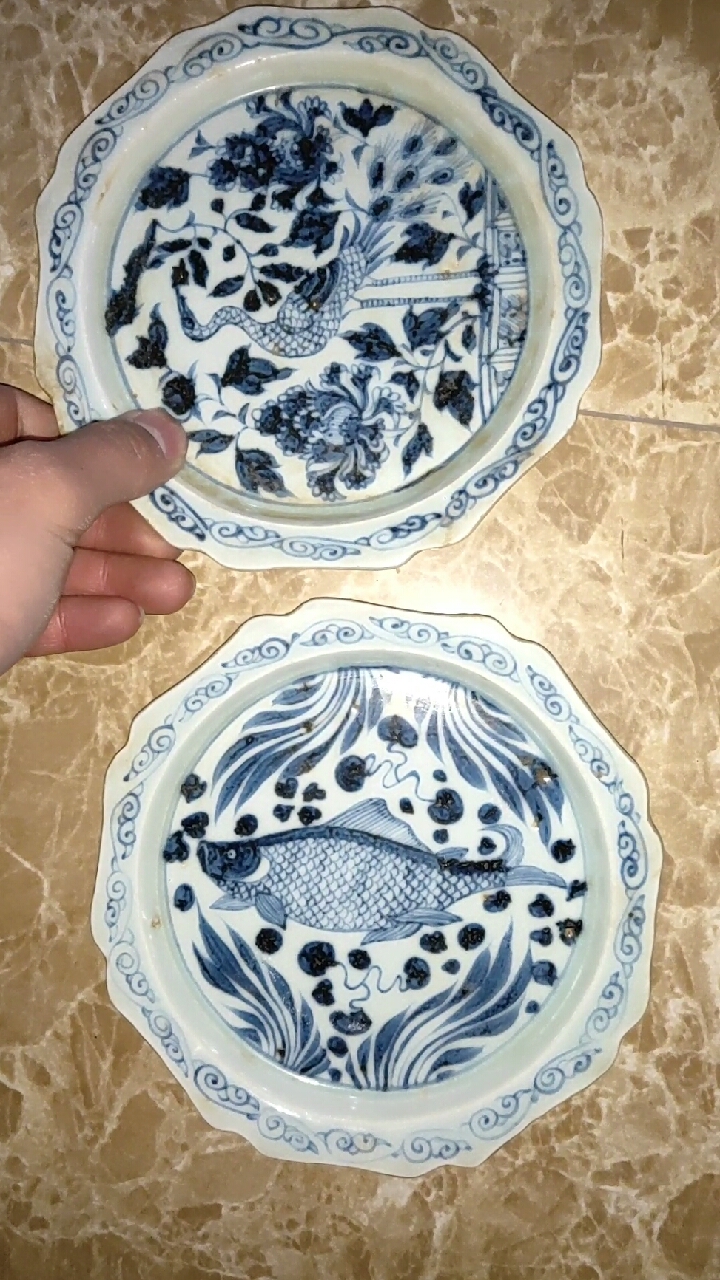 青花手绘鱼盘……