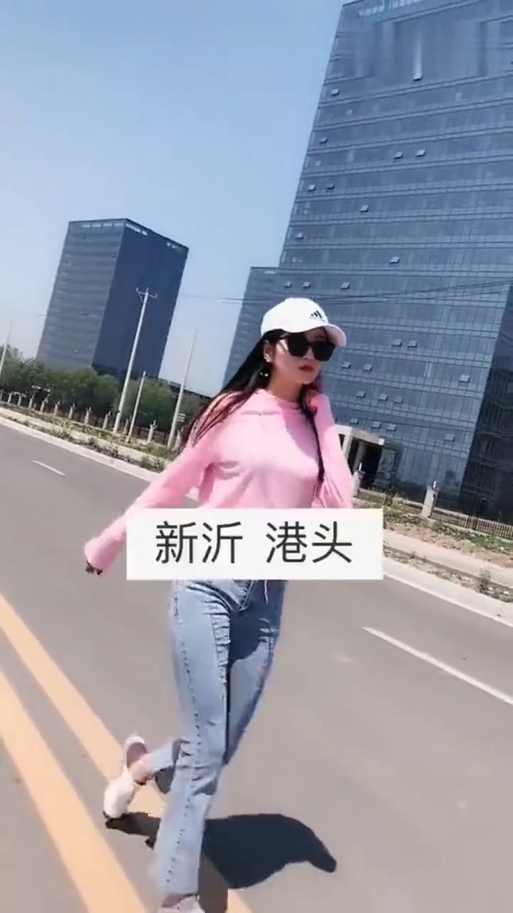 #娱乐#白色鸭舌帽搭配粉红长袖的美女,完美诠释时尚优雅十足