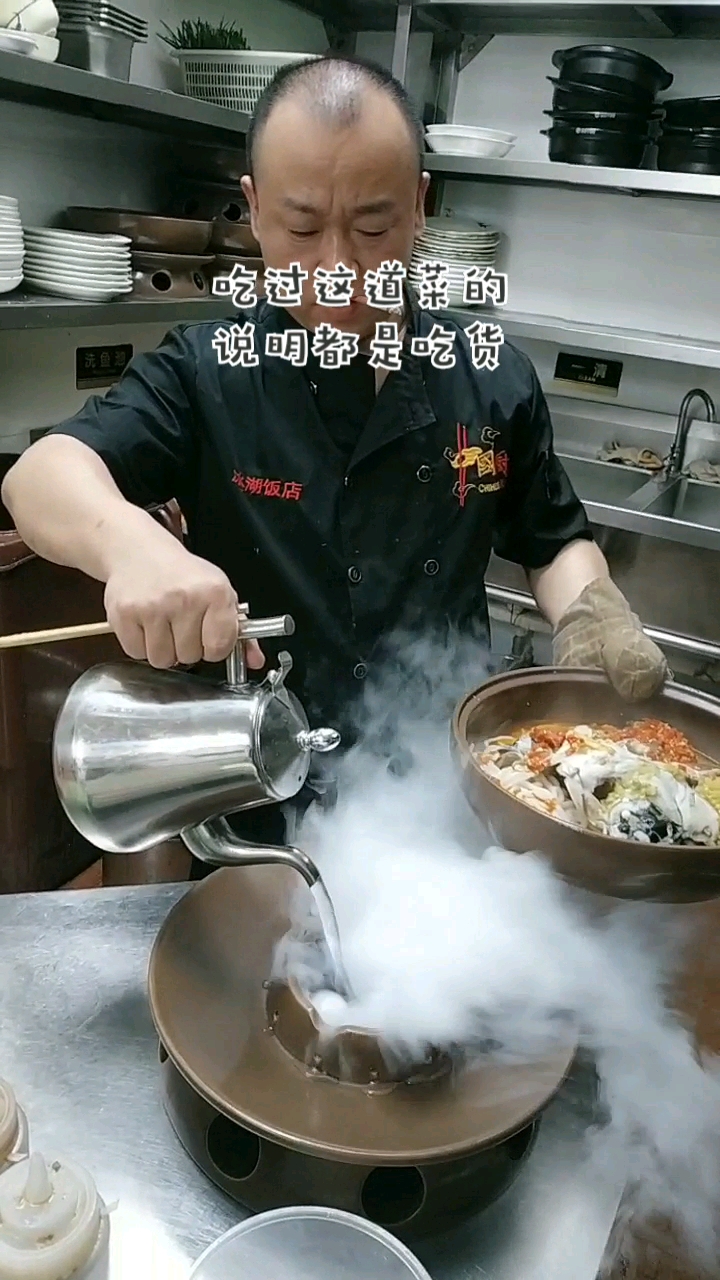 当年为了开店,一晚上没睡觉,头发都想没了,终于研究出了一款镇店的爆款“汽锅鱼头”