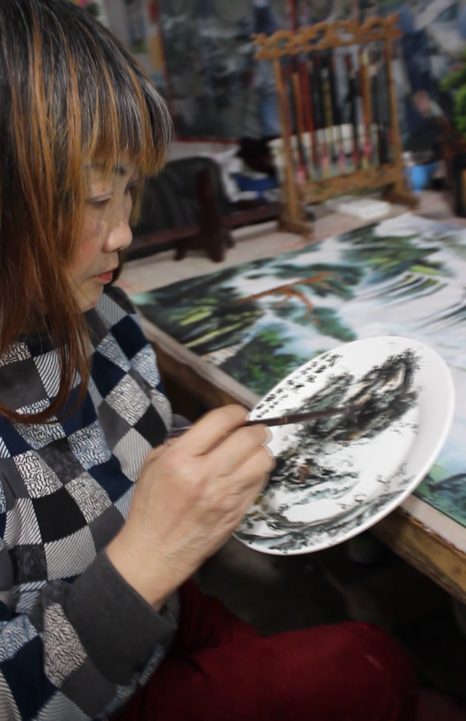 我妈又在我们家,炒菜的盘子上面画画了…