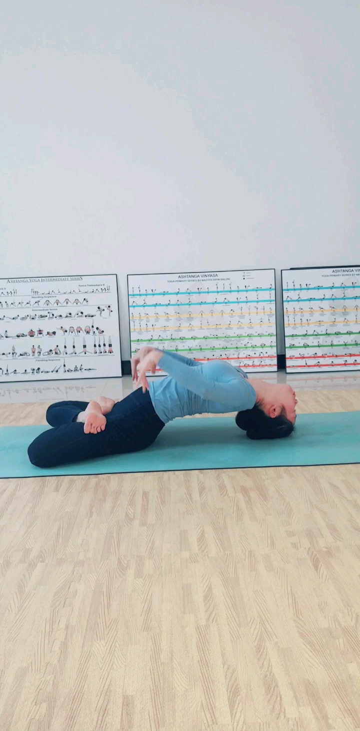 瑜伽莲花鱼式演示与学习。