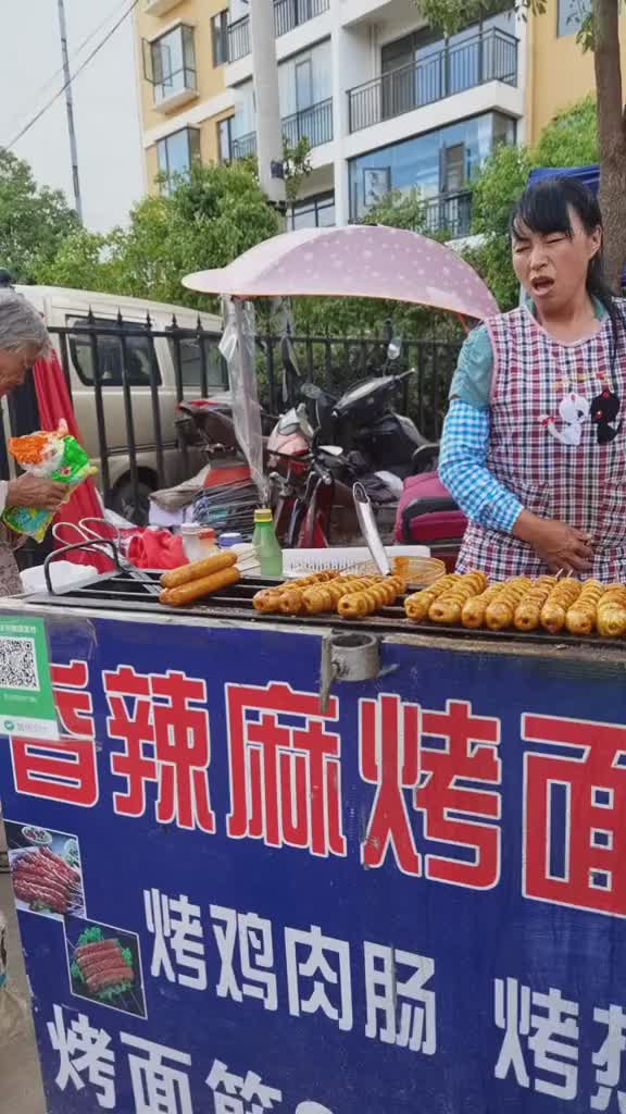 好久没有走过这条街好久没有吃到过麻辣烤面筋