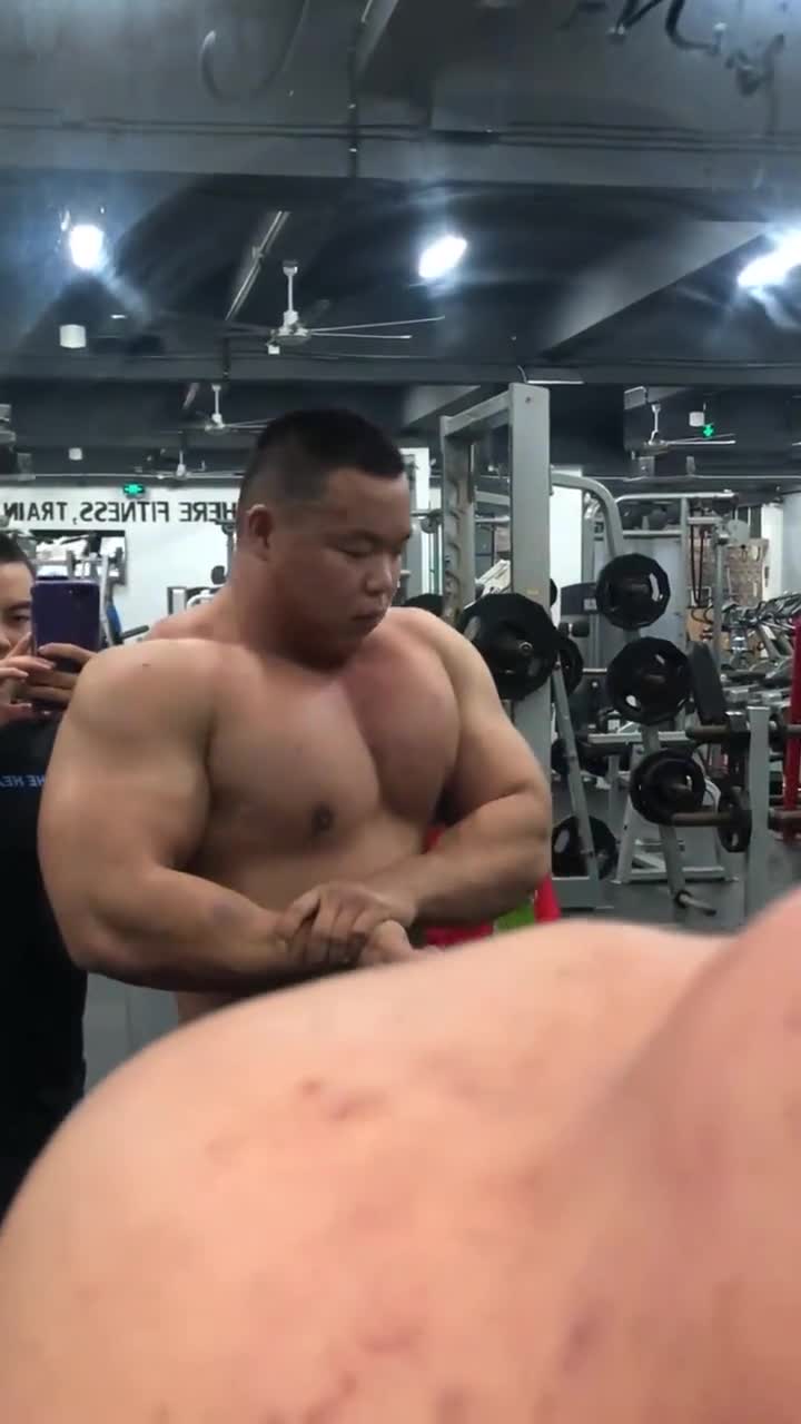 健身房肌肉大秀小哥秀身材,这一身的肌肉看着都吓人