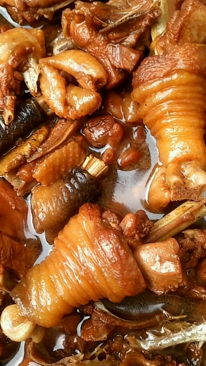 酱香味十足的铁锅炒鸡配上两碗米饭都不够