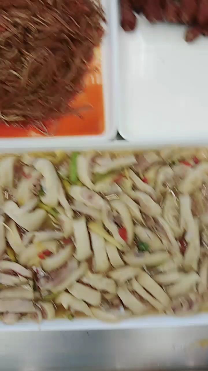 今天的摆盘不错鸭头鸭爪翅是我摆的