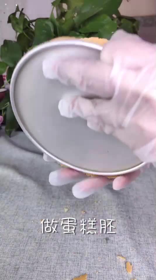 简单易学的小心机蛋糕做好咯。快切开,看看里边布灵布灵的小装饰吧。一口甜到心里去。#蛋糕
