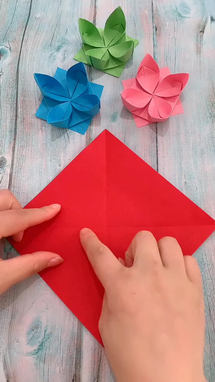 一张彩色卡纸,6秒教会你做一个小花朵