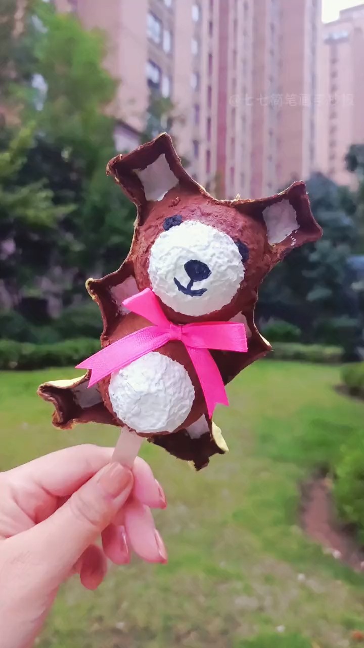 #手工制作#用完的鸡蛋托做可爱的小熊,简单几步就完成#亲子手工 #废物利用创意手工 #