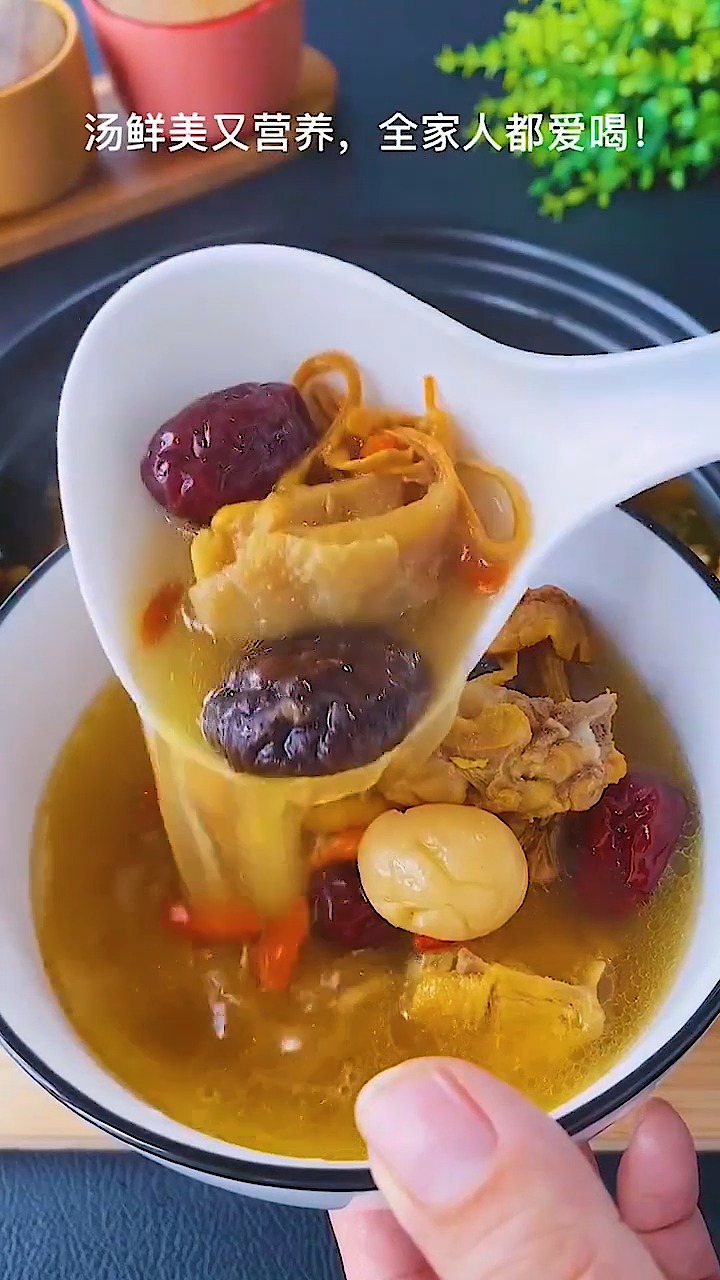 菌菇炖鸡汤,真是太鲜啦