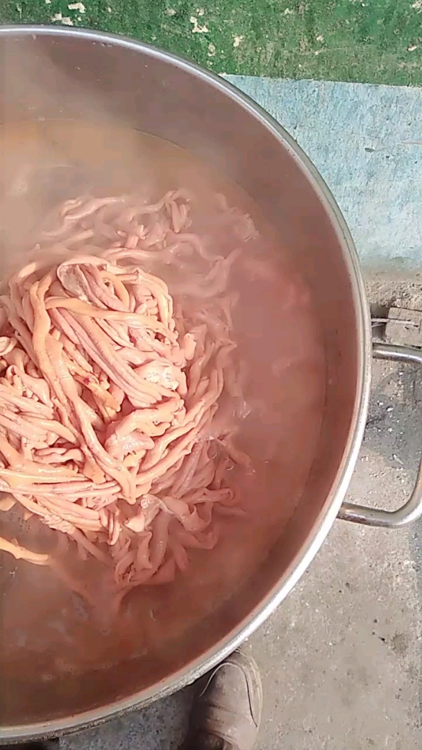 热腾腾的卤鸡肠,火烧夹鸡肠也是美味