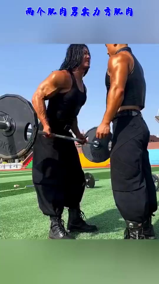 #搞笑段子#两个肌肉男实力秀肌肉