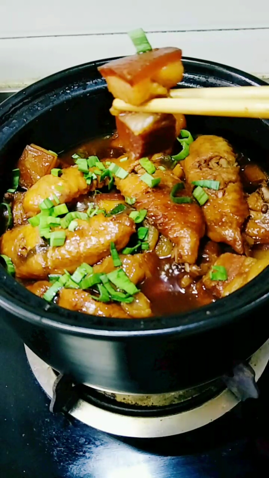 #杆子哥的美食#红烧肉焖鸡翅成品。