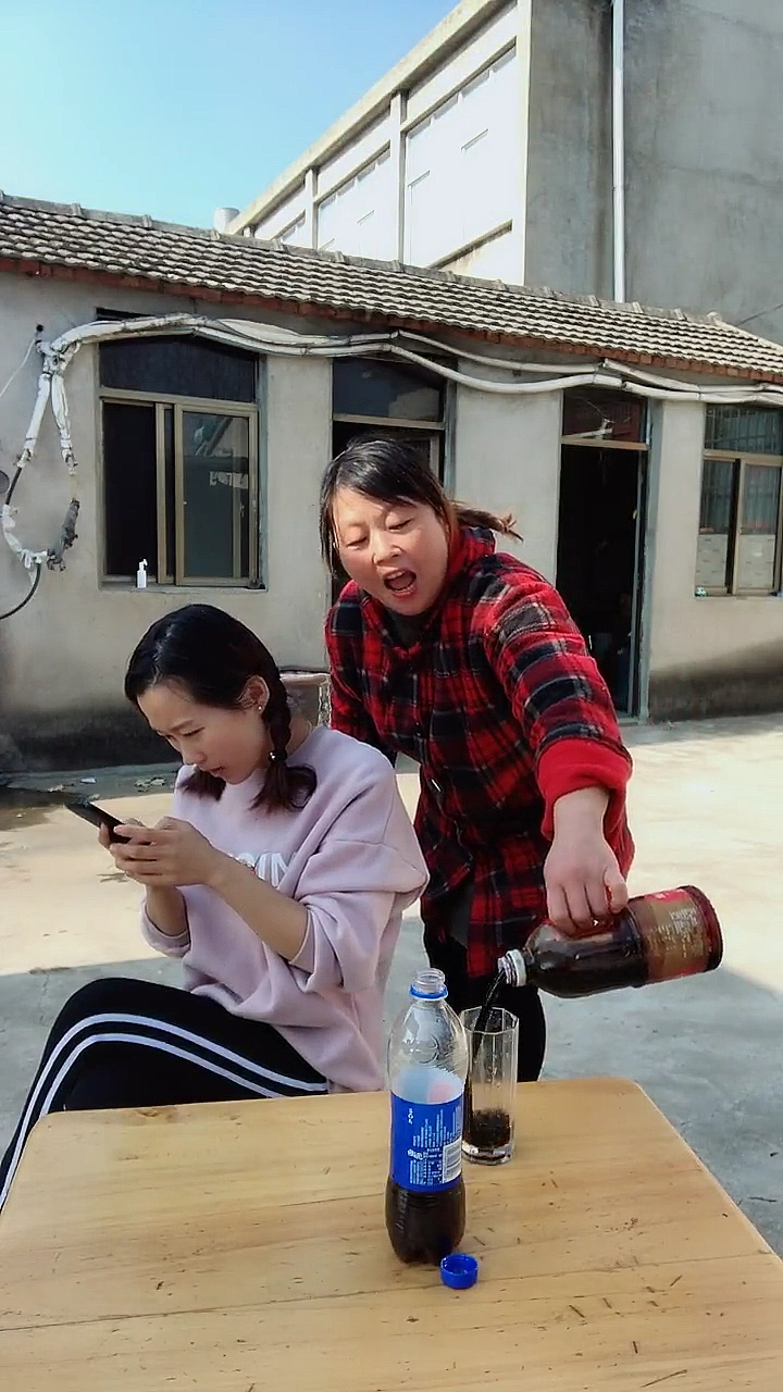 #搞笑段子剧#老妈也太调皮了,居然偷换我的可乐,妈呀,齁死我了